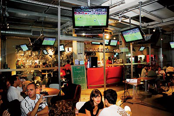 bar com decoração sobre futebol