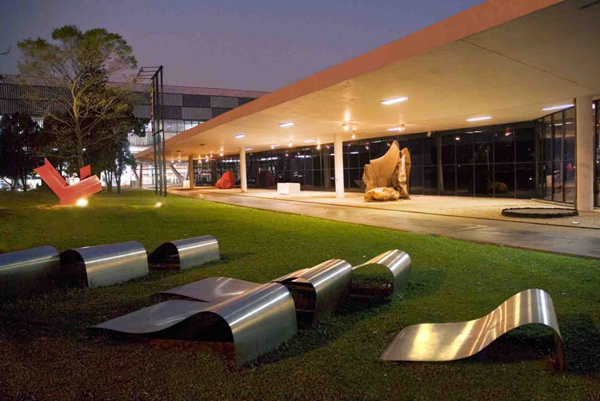 vista do jardim do museu de arte moderna de são paulo no parque ibirapuera