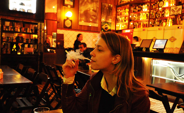 cigarro eletrônico sendo utilizado em um bar