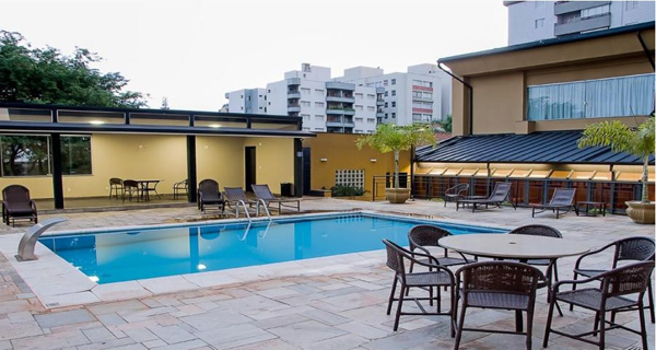 área da piscina ao ar livre no hotel plaza inn master ribeirão preto