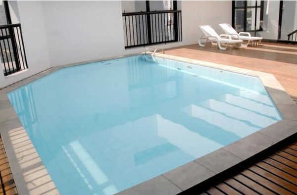 piscina ao ar livre hotel tsue bienal flat