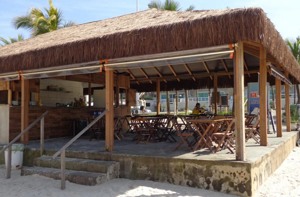 hotel costa balena com atendimento na beira da praia no quiosque morada do sol