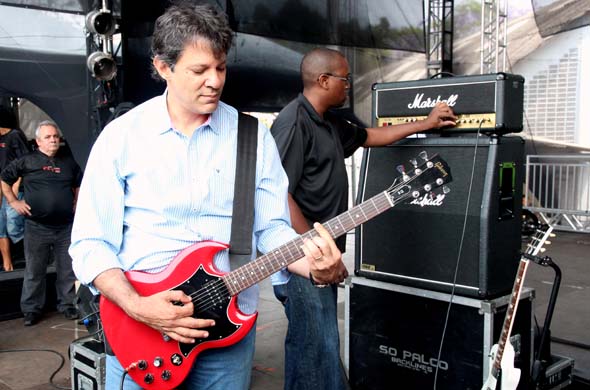 Haddad toca guitarra em cerimônia de abertura