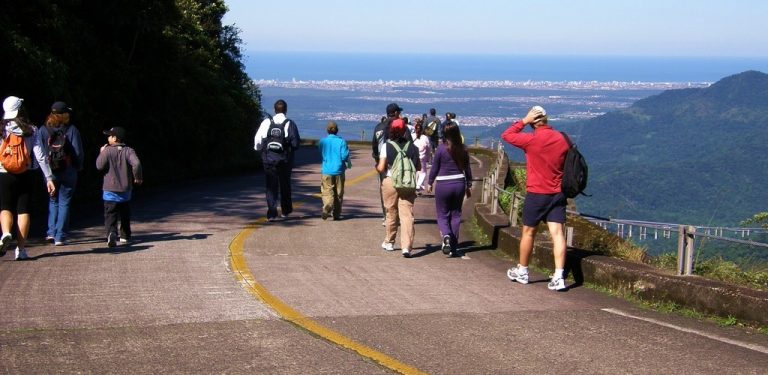 Muitas Pessoas Realizam O Caminhos Do Mar